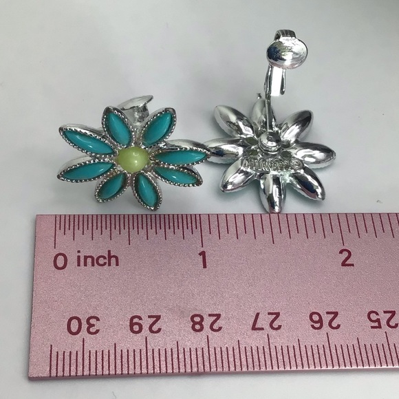 “Daisy Time” Sarah Coventry clip earrings. - Picture 6 of 6